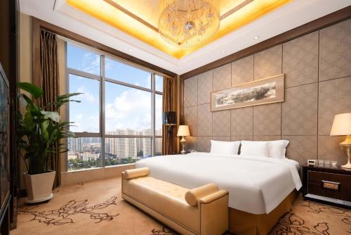 Una cama o camas en una habitación de Crowne Plaza Xiangyang by IHG