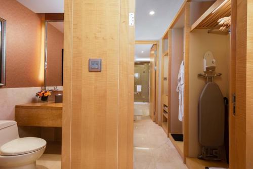 Un baño de Crowne Plaza Xiangyang by IHG