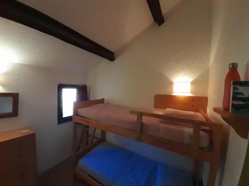 une chambre avec deux lits superposés dans une pièce dans l'établissement Duplex 6 personnes, VARS LES CLAUX, Skis aux pieds, à Vars