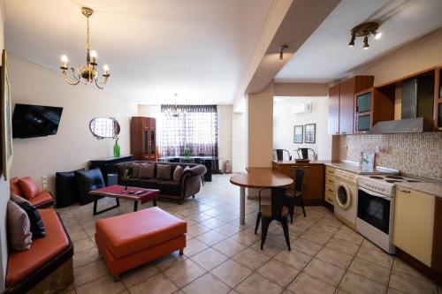 Kuchyň nebo kuchyňský kout v ubytování Votsalakia Hotel & Luxury Apartments