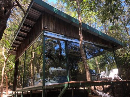 szklany dom w środku lasu w obiekcie Cabaña de montaña espectacular w mieście Liberia