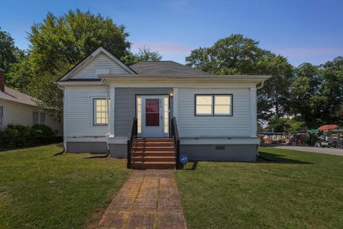 una pequeña casa azul con porche y escaleras en ATL Home Close to Airport, Tyler Perry, Betline home, en Atlanta
