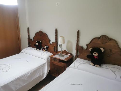 - 2 lits avec des ours en peluche dans une chambre dans l'établissement Casa Amparo, à San Miguel de Reinante