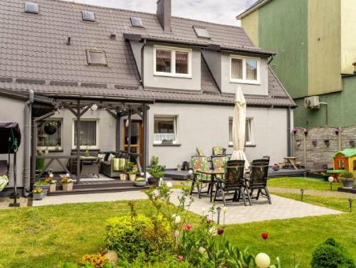 U Ewy! Pokoje gościnne z darmowym parkingiem! Duże ogrodzone podwórko! Centrum Ustki! Blisko Plaży!