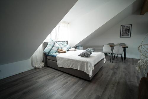 een slaapkamer met een bed en een tafel met stoelen bij Barockes Refugium I 10 Minuten zum Europa-Park in Ettenheim