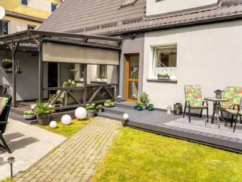 Jardín al aire libre en U Ewy! Pokoje gościnne z darmowym parkingiem! Duże ogrodzone podwórko! Centrum Ustki! Blisko Plaży!