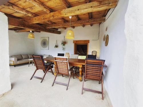 - une salle à manger avec une table et des chaises en bois dans l'établissement B&B Mas del Pi, à Valderrobres
