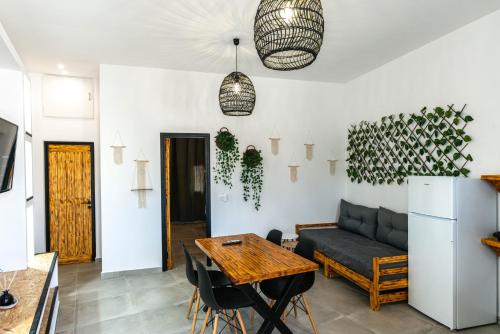 ein Wohnzimmer mit einem Sofa und einem Tisch in der Unterkunft Vlychada's Diamond Apartments in Vlychada