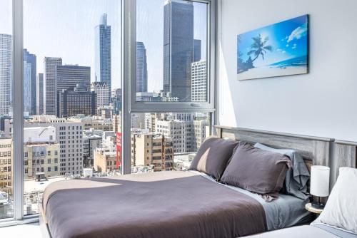ein Schlafzimmer mit einem Bett und einem großen Fenster in der Unterkunft Top Floor 3 Bed 3 Bath Penthouse Living In Luxury in Los Angeles