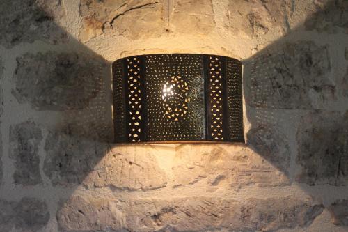 a light on top of a stone wall at Domaine des Chais in Thénac