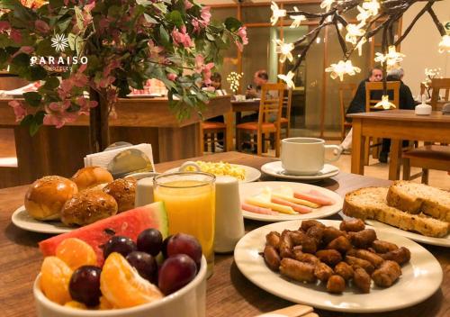 une table en bois avec des assiettes de nourriture dans l'établissement Hoteles Paraiso TRUJILLO, à Trujillo