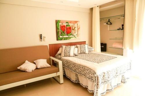 a bedroom with a bed and a couch at Apt 117 Multishoping no centro do núcleo bandeirante in Núcleo Bandeirante