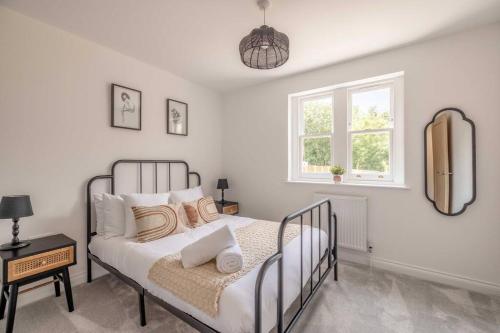 a bedroom with a bed and a window at Stylish Central Reading Apartment - Free Parking in Reading