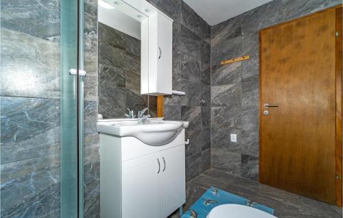 a bathroom with a sink and a toilet at Lovely Home In Duga Resa With Outdoor Swimming Pool in Duga Resa