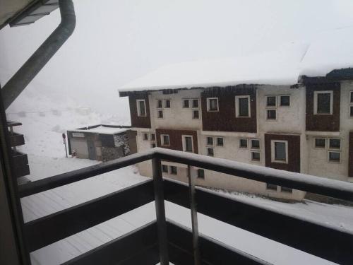 - une vue depuis le balcon d'un bâtiment dans la neige dans l'établissement Appartement pieds des pistes au Pla d'Adet à Saint Lary Soulan, à Saint-Lary-Soulan