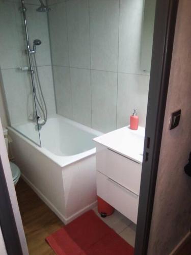 une salle de bain avec une douche, une baignoire et un lavabo dans l'établissement Appartement pieds des pistes au Pla d'Adet à Saint Lary Soulan, à Saint-Lary-Soulan