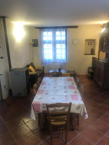 un salon avec une table et un canapé dans l'établissement Maison de village dans joli hameau médiéval, à La Tour-sur-Orb
