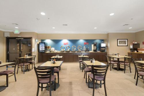 a restaurant with tables and chairs and a counter at Best Western Plus Wine Country Inn & Suites in Santa Rosa
