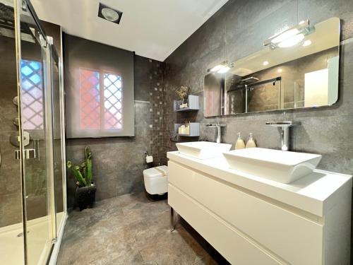 een badkamer met 2 wastafels en een douche bij PUSHE Penthouse Playa Granada Beach & Golf 2 in Motril
