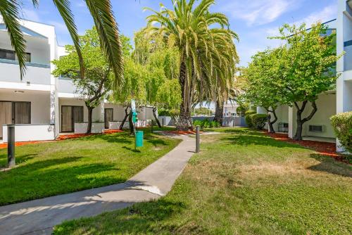 a walkway in front of a building with palm trees at Best Western Plus Wine Country Inn & Suites in Santa Rosa