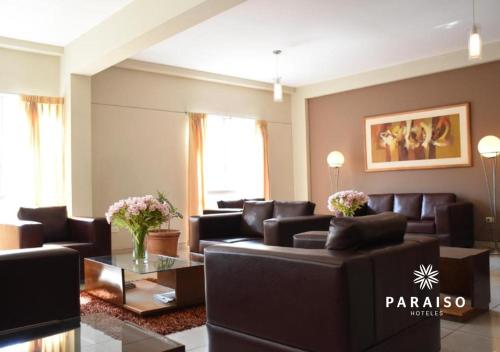 a living room with couches and a coffee table at Hoteles Paraiso TRUJILLO in Trujillo