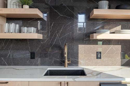 eine Küche mit einem Waschbecken und einer schwarzen Wand in der Unterkunft Grotto Resort in Branson
