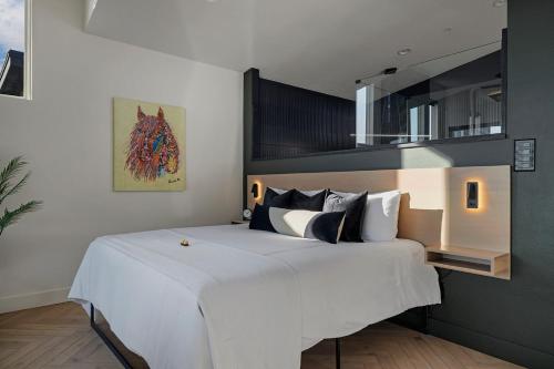 ein Schlafzimmer mit einem großen weißen Bett in einem Zimmer in der Unterkunft Grotto Resort in Branson