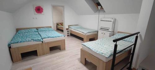 Zimmer mit 2 Betten in einem Zimmer in der Unterkunft Víkendový dom Hlboká in Dunajská Streda