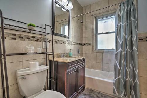La salle de bains est pourvue de toilettes, d'un lavabo et d'une baignoire. dans l'établissement Astonishing 4BR Bright *Apt with modern amenities!, à Boston