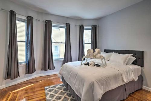 - une chambre dotée d'un lit avec deux ours en peluche dans l'établissement Astonishing 4BR Bright *Apt with modern amenities!, à Boston