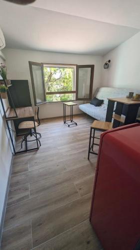 une chambre avec un lit, une table et des chaises dans l'établissement LA BERGERIE PROVENCALE, à Ginasservis