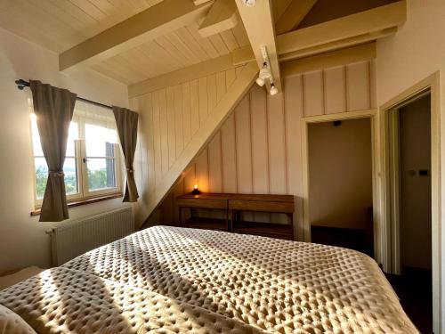 ein Schlafzimmer mit einem weißen Bett in einem Zimmer in der Unterkunft Apartmány v Beskydech in Frenštát pod Radhoštěm