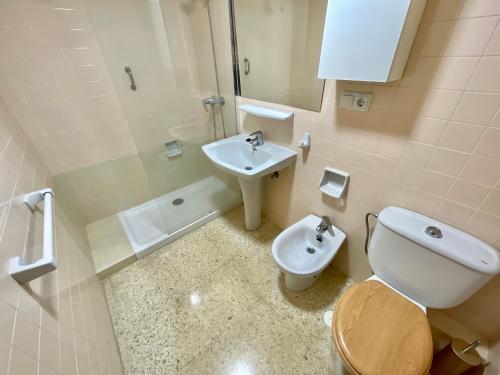 a bathroom with a toilet and a sink at Apartamento Coblanca 6 in Benidorm