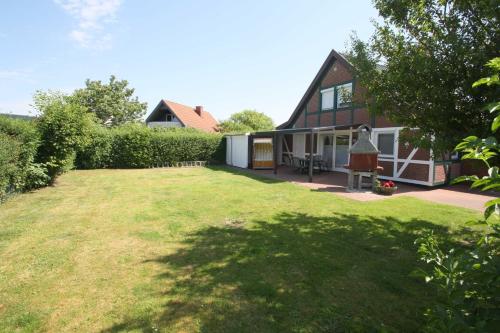 a backyard of a house with a large yard at FH Norderpiep 22 Sauna u Kamin in Friedrichskoog-Spitze