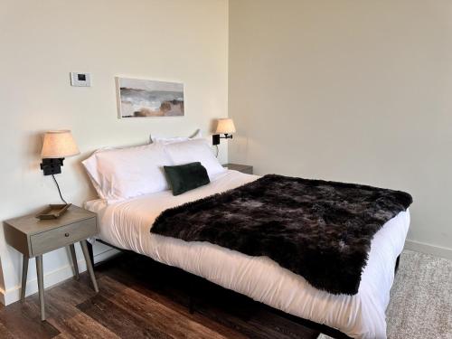 מיטה או מיטות בחדר ב-Flexhome River West Studio N3 with Gym and Rooftop - READ INFO