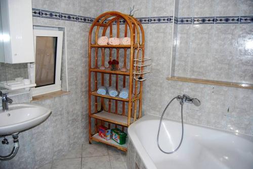 y baño con ducha, bañera y lavamanos. en Korčula Sunset apartman en Korčula