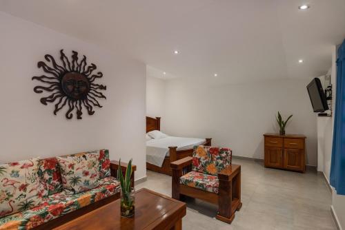 Sala de estar con 2 sofás y mesa en Hotel Villa Camila en La Pintada