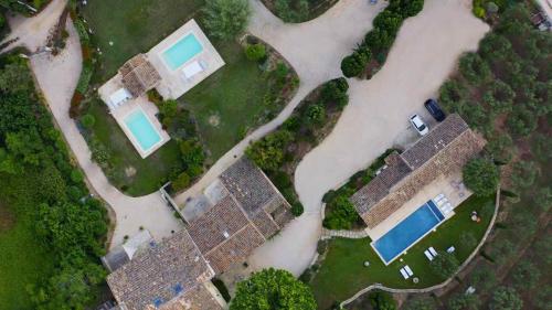 une vue aérienne d'une maison avec piscine dans l'établissement Mas Millésime - Gîtes Carignan - 4 pers - piscine privative - St Remy de Provence, à Mas blanc des Alpilles