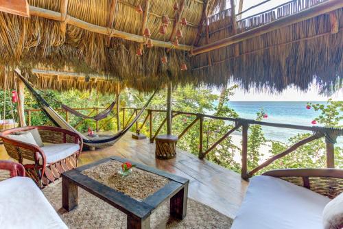 Cette chambre dispose d'un hamac et offre une vue sur l'océan. dans l'établissement Casitas Maraika, à Puerto Vallarta