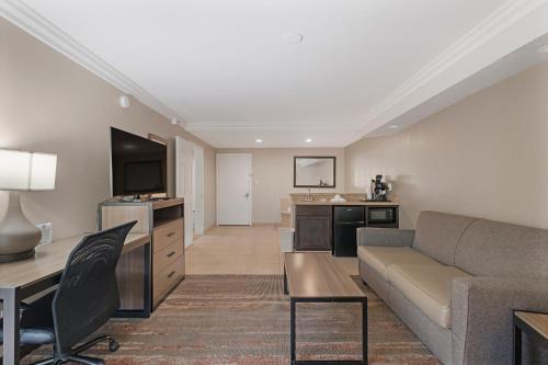 a living room with a couch and a desk at Best Western Plus Wine Country Inn & Suites in Santa Rosa