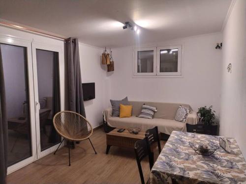 uma sala de estar com um sofá e uma mesa em Sergi Home em Raches