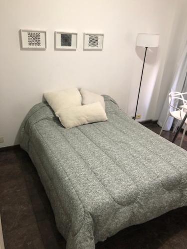 1 dormitorio con cama con almohada en Comfortable studio in heart of Recoleta en Buenos Aires