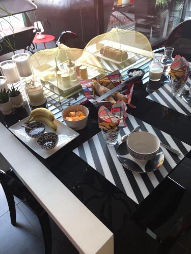 uma mesa preta e branca com comida em La Maison Courtois em Cholet
