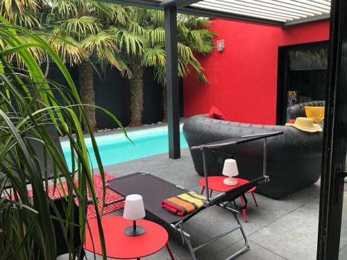 un patio avec une piscine et un grand gonflable dans l'établissement La Maison Courtois, à Cholet