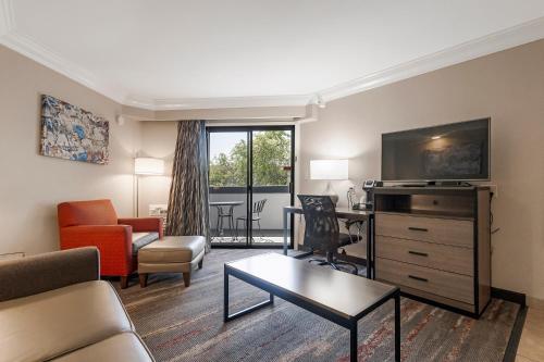 a living room with a couch and a tv at Best Western Plus Wine Country Inn & Suites in Santa Rosa