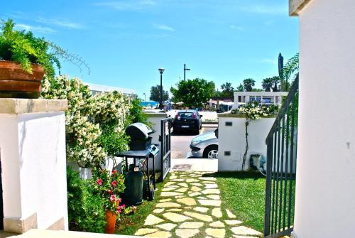 a fence with a parking meter in a yard at Leukasia in Marina di Pescoluse