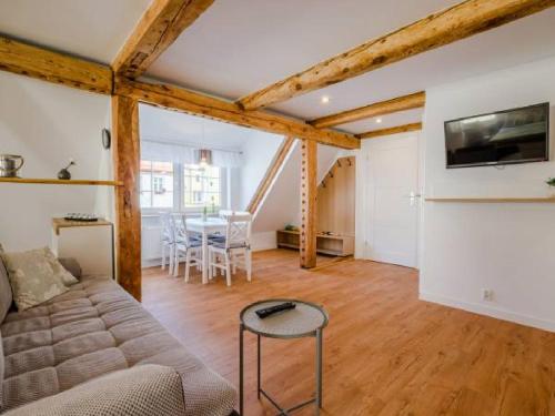 una sala de estar con un sofá y una mesa en U Ewy! Pokoje gościnne z darmowym parkingiem! Duże ogrodzone podwórko! Centrum Ustki! Blisko Plaży!, en Ustka
