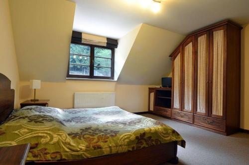 sypialnia z dużym łóżkiem i oknem w obiekcie Pokoje gościnne 