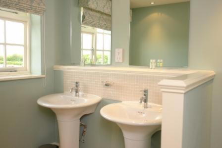 A bathroom at Beansheaf Hotel