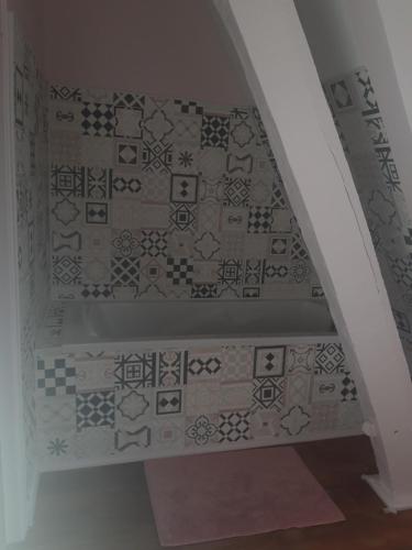 uma escadaria com azulejos nas paredes e tectos em Chambre d'hôtes chez CBL déco em Saint-Germain-des-Essourts